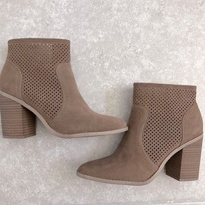 Heels! Amazing I just can’t walk in them.